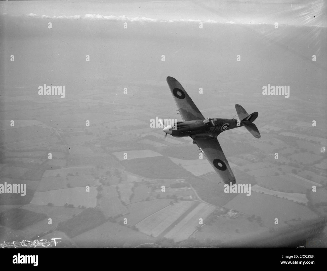 US-AMERIKANISCHE FLUGZEUGE IM ROYAL AIR FORCE-DIENST 1939–1945: CURTIS HAWK 81A TOMAHAWK. - Ein Curtiss Tomahawk Mark IIA, AH896 „RM-Y“, von der No 26 Squadron RAF mit Sitz in Gatwick, Sussex, im Flug, der sich auf die Kamera der Royal Air Force, des Royal Air Force Regiment, Sqdn, 26 stützt Stockfoto