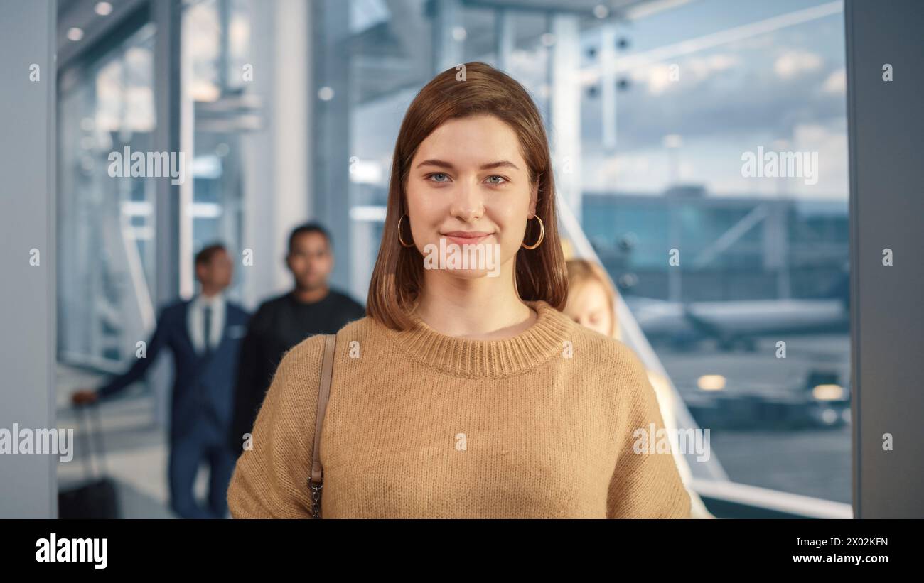 Flughafenterminal: Happy Travel Caucasian Woman tritt durch und passiert Metalldetektor Security Checkup Scanner Gates für Flugzeugflug Boarding. Vielfältige Menge von Reisenden, die auf Urlaubsreisen gehen Stockfoto