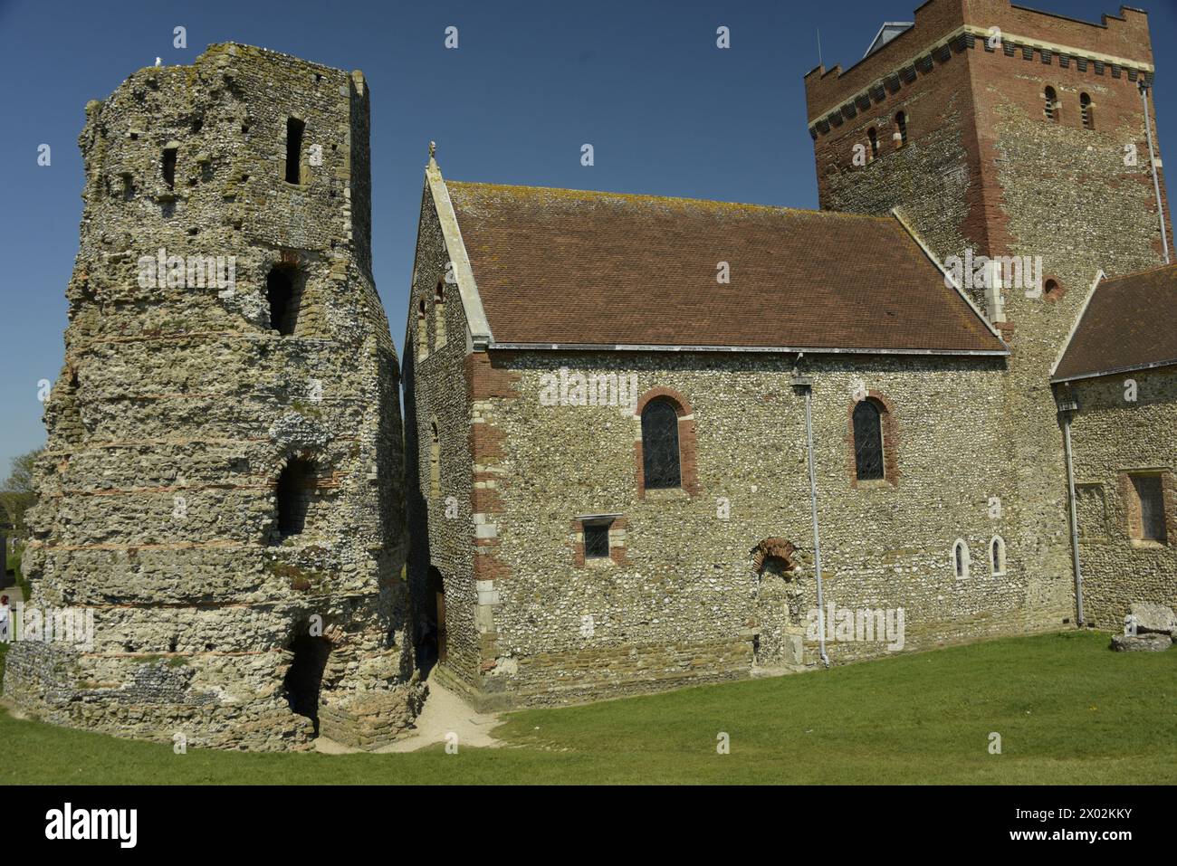 St. Maria in Castro Kirche und römische Pharos, ein alter Leuchtturm, in Dover Castle, Dover, Kent, England, Vereinigtes Königreich, Europa Stockfoto