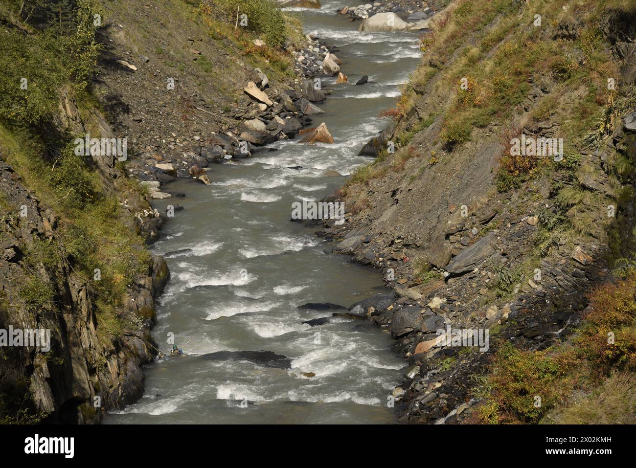 Gebirgsbach aus schmelzendem Gletscher in Ushguli, Svaneti, Georgien, Zentralasien, Asien Stockfoto