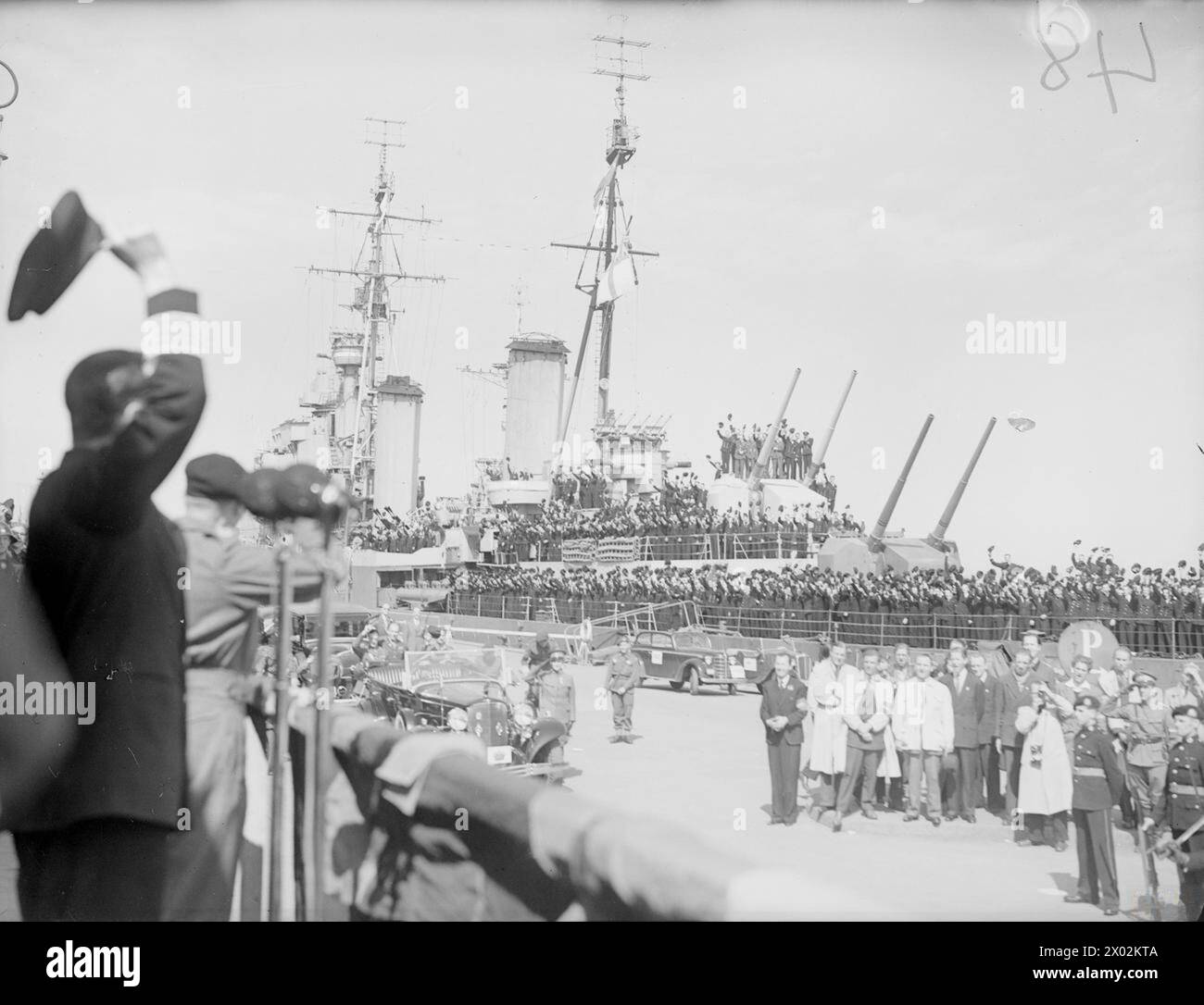Feldmarschall Montgomery besuchte am 12. Mai 1945 Schiffe der britischen Flotte in Kopenhagen. Die Schiffsfirmen feuerten ihn an Bord des Kreuzers HMS Dido an. Stockfoto