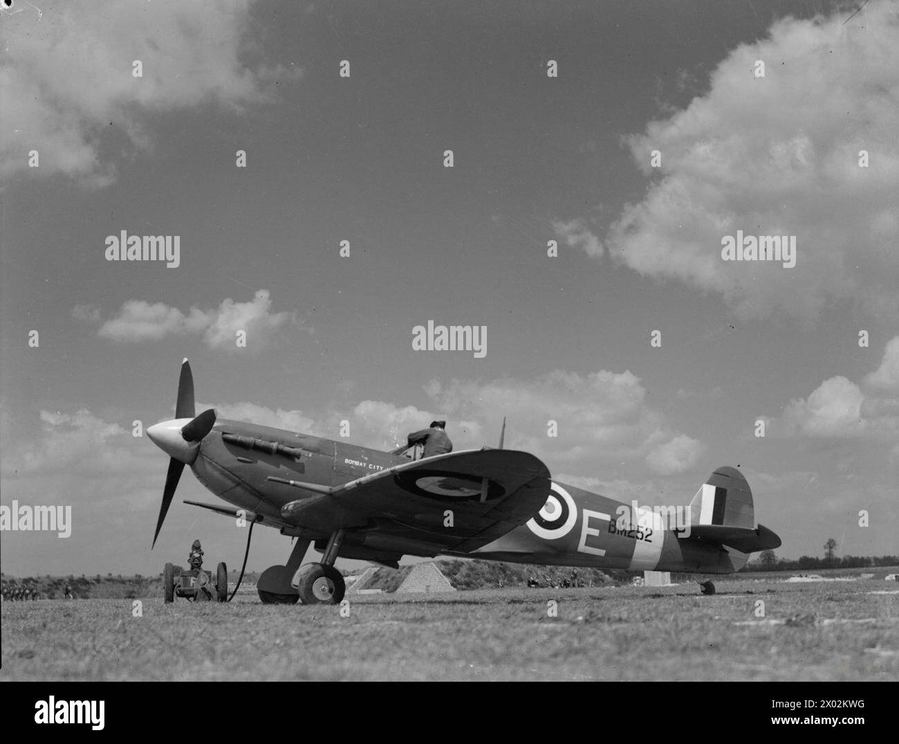 Supermarine Spitfire Mark VB, BM252 'MT-E', von der No. 122 Squadron RAF, überprüft von der Bodenbesatzung in Hornchurch, Essex, vor dem Flug in den Jahren 1939–1945. Stockfoto