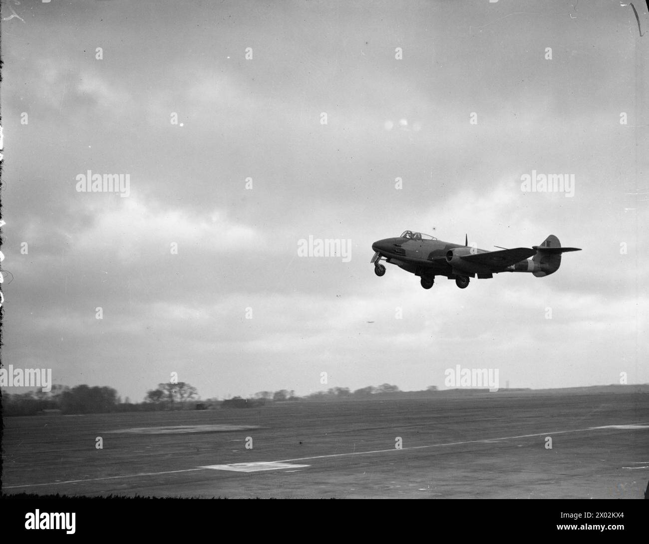 Gloster Meteor F Mark I von No. 616 Squadron RAF landet bei Manston, Kent, während der Operationen des Fighter Command zwischen 1939 und 1945. Stockfoto
