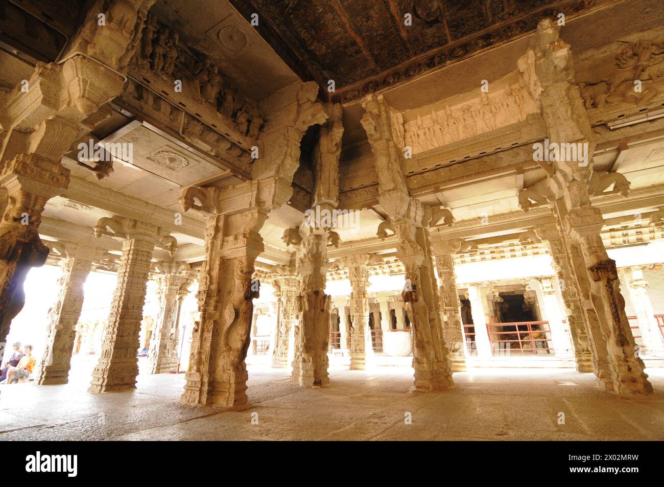 Inneres des Sri Virupaksha Tempels in Hampi, UNESCO-Weltkulturerbe, Karnataka, Indien, Asien Stockfoto