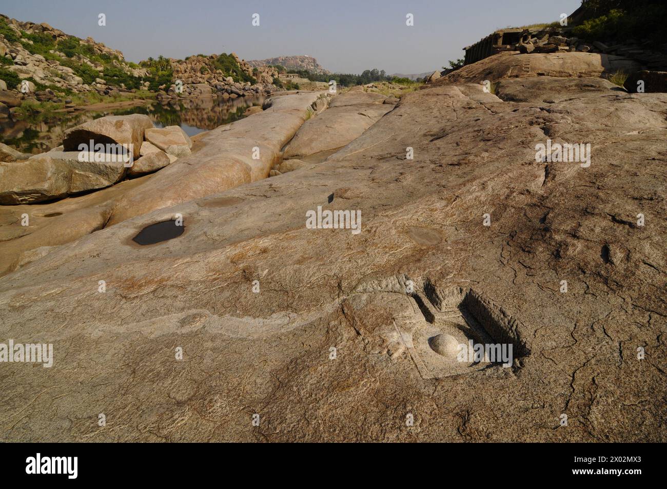 Tungabhadra River und in Stein gehauene Shiva Linga, Hampi, Karnataka, Indien, Asien Stockfoto