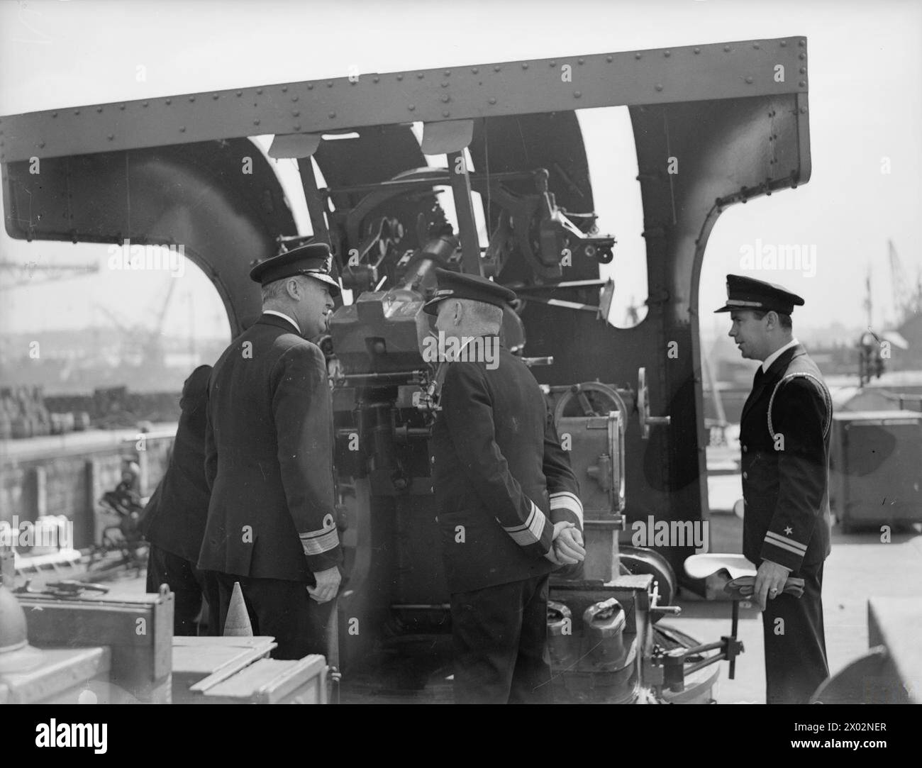 Am 24. August 1940 besuchte Konteradmiral R L Ghormley, USN, als Vertreter der United States Navy, Devonport und untersuchte eine Kanone an Bord des französischen Schiffes FS Paris. Stockfoto