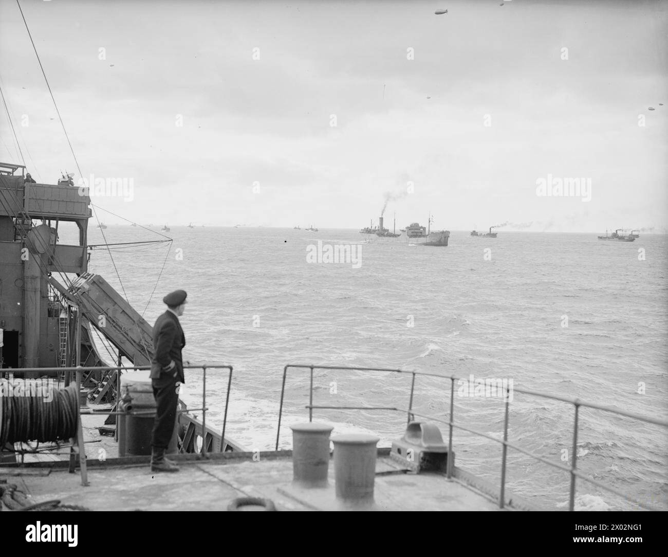 Das britische Handelsschiff Empire Kangaroo wird im Konvoi vor der Nordostküste gezeigt, was die Operationen des Seekonvois während des Zweiten Weltkriegs veranschaulicht Stockfoto