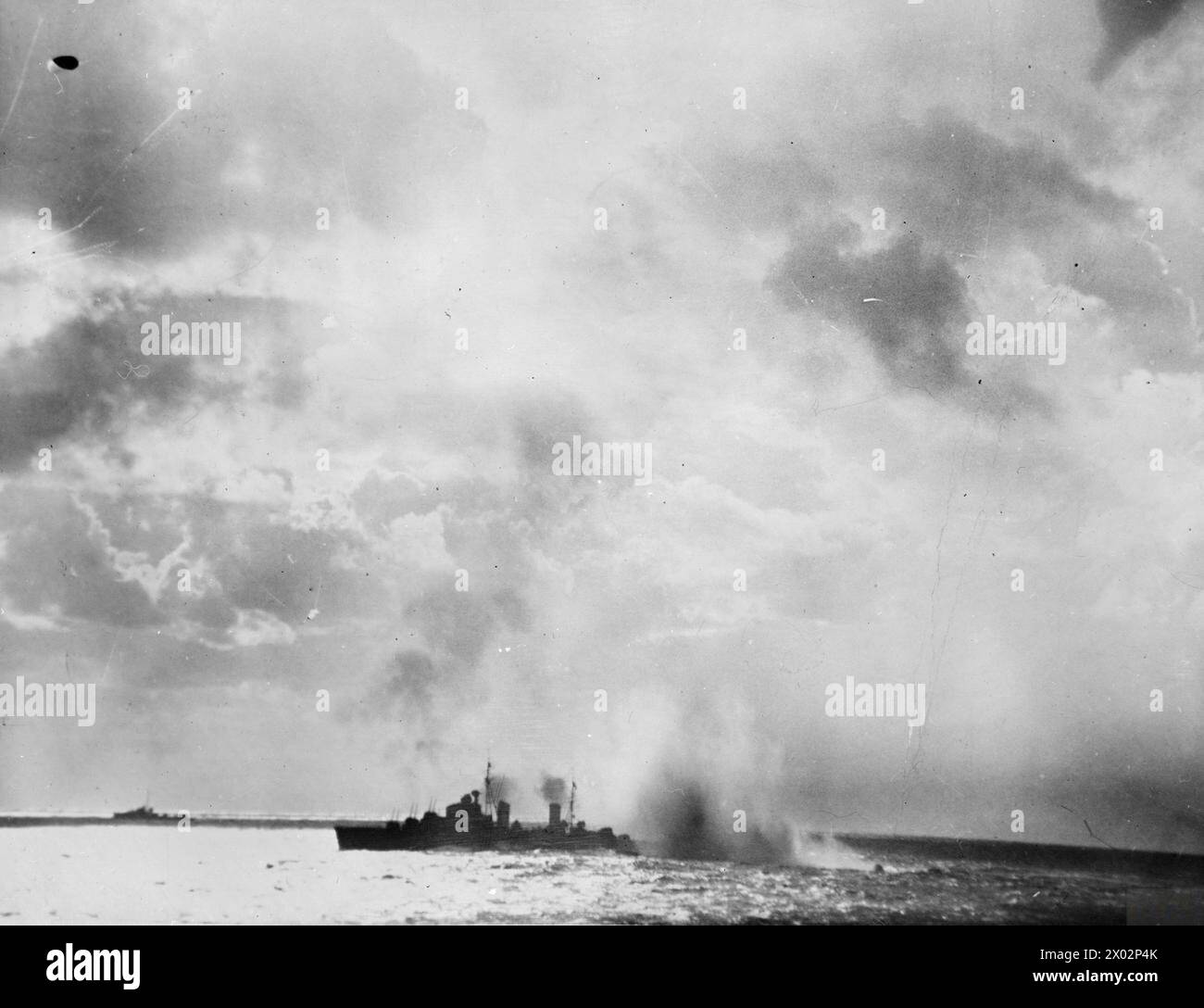 Zwischen dem 17. Und 19. Januar 1942 eskortierte die HMS Dido einen Konvoi von vier Handelsschiffen mit Kreuzern und Zerstörern nach Malta im östlichen Mittelmeer. HMS Ghurka wurde torpediert, ein Kaufmann bombardiert, aber der Konvoi kam weitgehend sicher an. Stockfoto