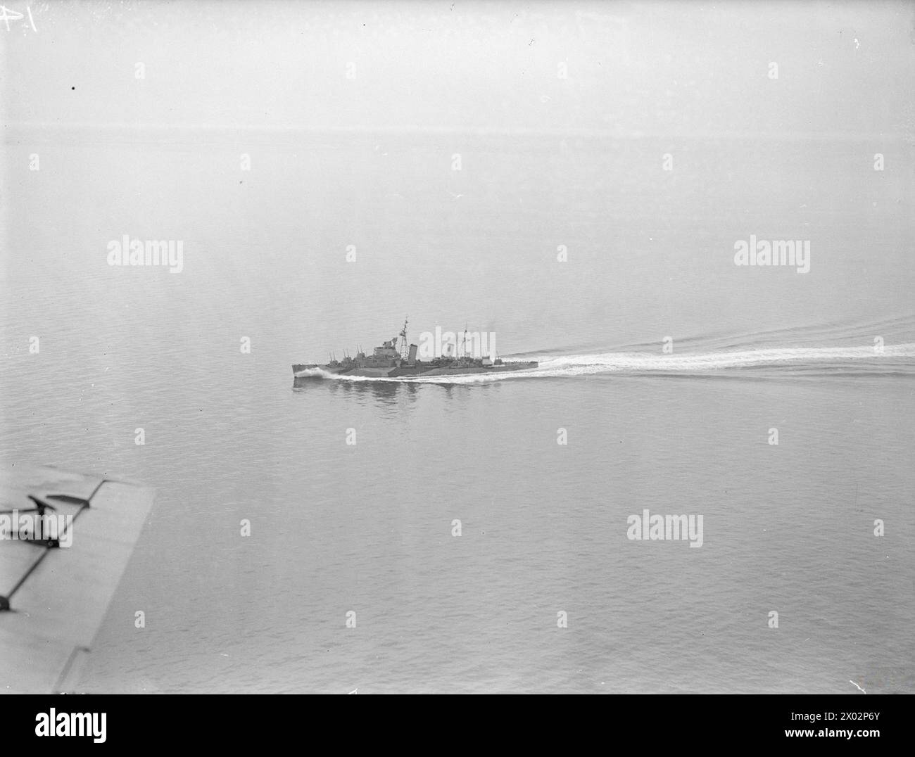 Am 1. August 1942 wurde die HMS Argonaut bei hoher Geschwindigkeit aus der Luft fotografiert. Stockfoto