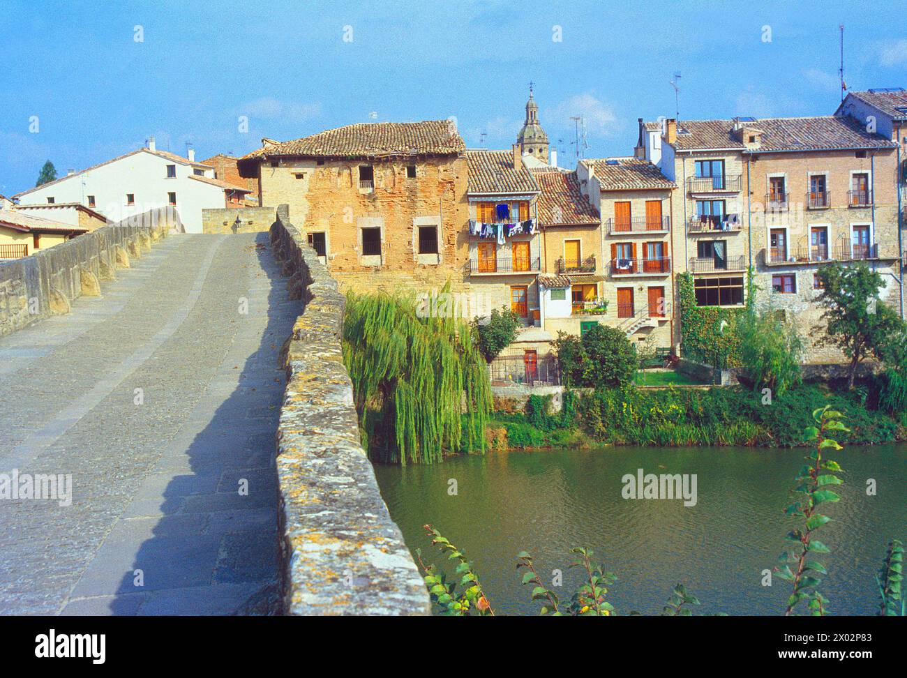 Brücke über den Fluss Arga. Puente la Reina, Navarra, Spanien. Stockfoto