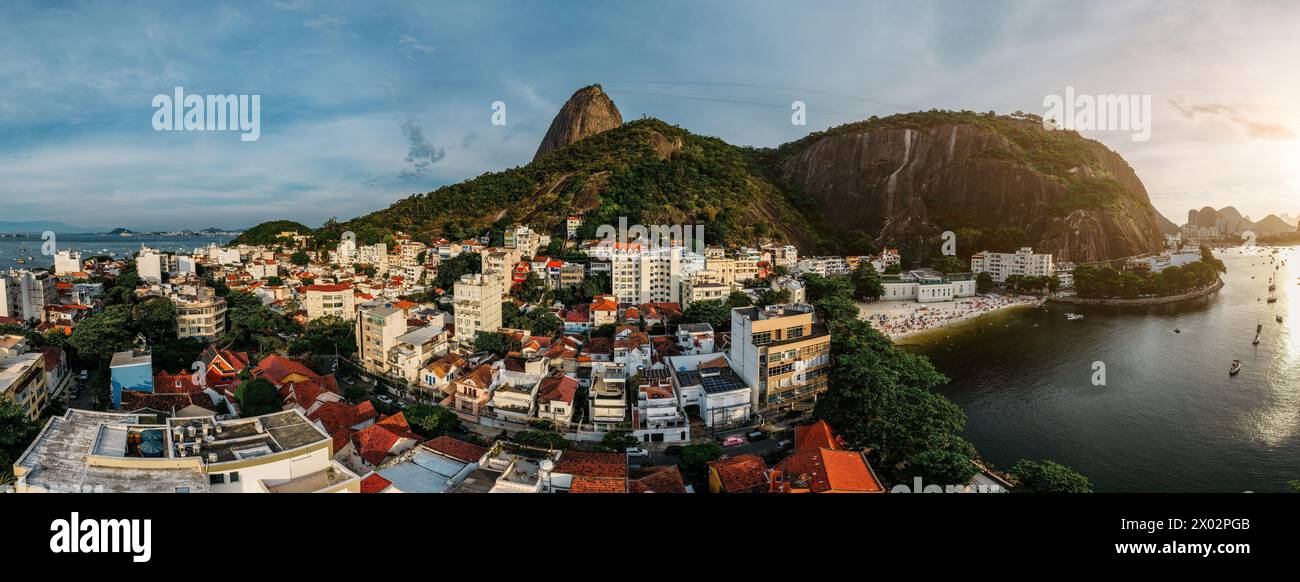 Luftdrohnen-Panorama des Stadtviertels Urca und der Umgebung von Botafogo und Guanabara Bay, UNESCO, zwischen Berg und Meer Stockfoto