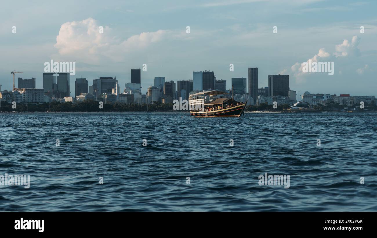 Blick auf die Innenstadt von Rio mit einem Freizeitboot im Vordergrund, Rio de Janeiro, Brasilien, Südamerika Stockfoto