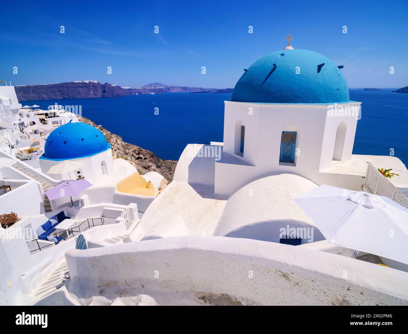 Ikonische, blau gewölbte Kirchen der Auferstehung des Herrn und des Heiligen Spyridon, Dorf Oia, Insel Santorini (Thira), Kykladen, griechische Inseln, Griechenland Stockfoto