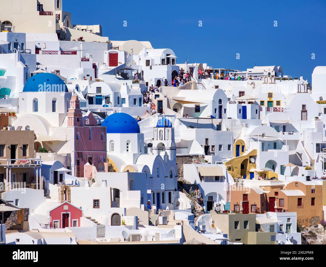 Blick auf die blauen Kuppelkirchen der Auferstehung des Herrn und des Heiligen Spyridon, das Dorf Oia, die Insel Santorini (Thira), die Kykladen und die griechischen Inseln Stockfoto