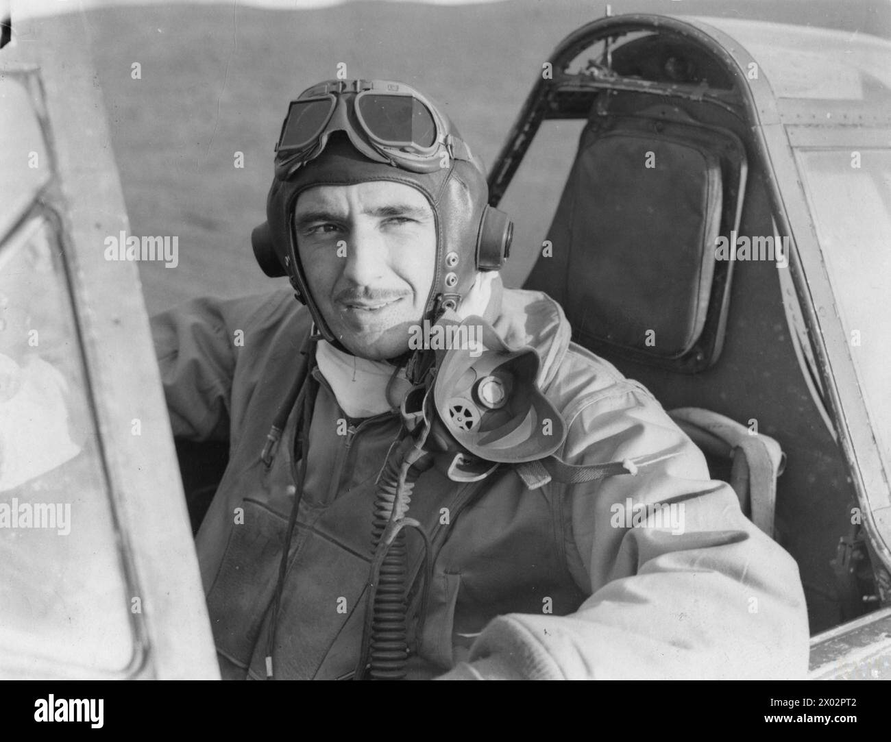 Ein Pilot der 361st Fighter Group sitzt am 14. März 1944 während des Zweiten Weltkriegs im Cockpit seiner P-47 Thunderbolt auf einer achten Luftwaffenbasis in Großbritannien Stockfoto