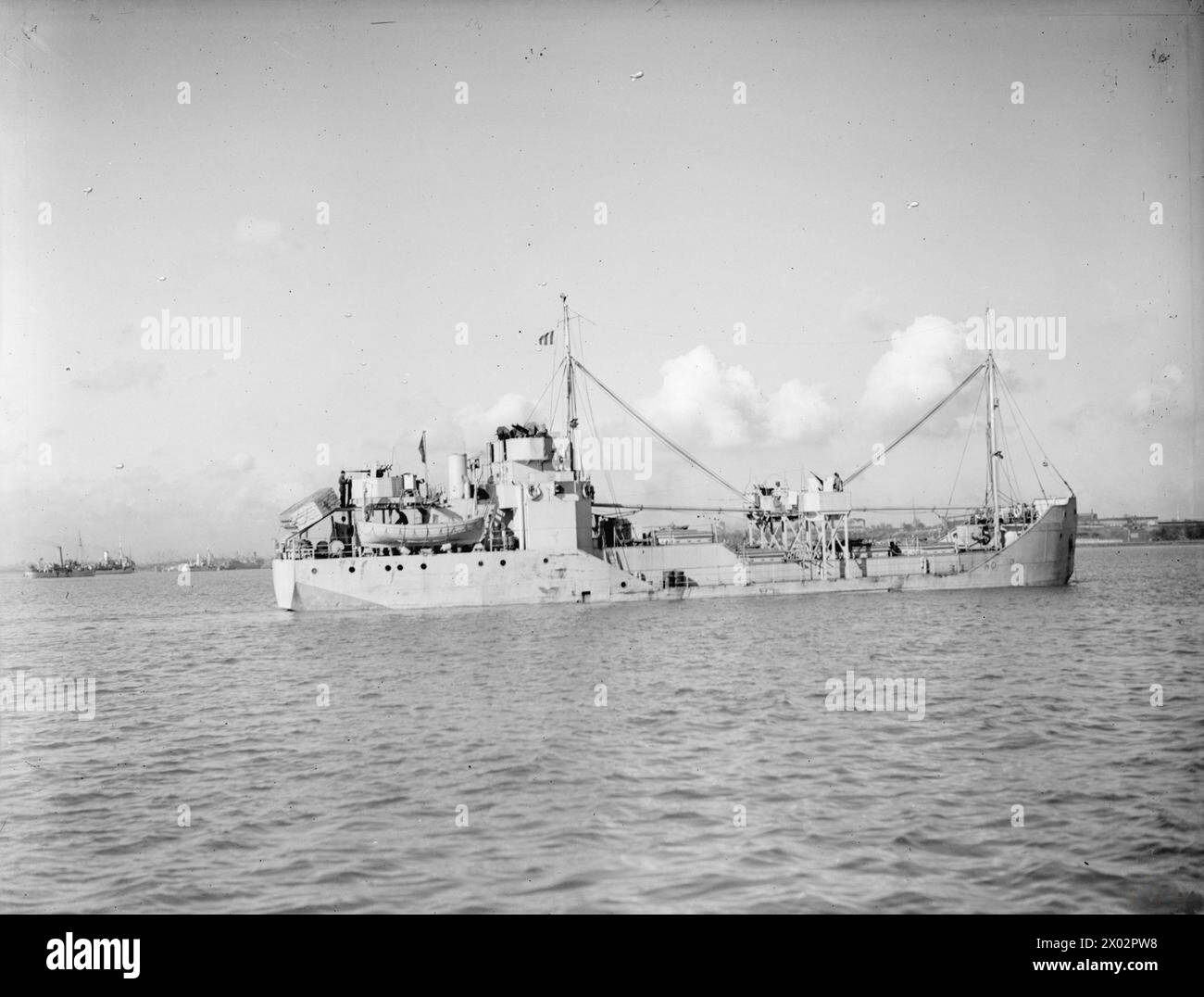 MV Chant 54, ein Tankschiff, ist am 30. März 1944 in Harwich dokumentiert und repräsentiert kommerzielle Seeverkehrsmaßnahmen während des Krieges. Stockfoto