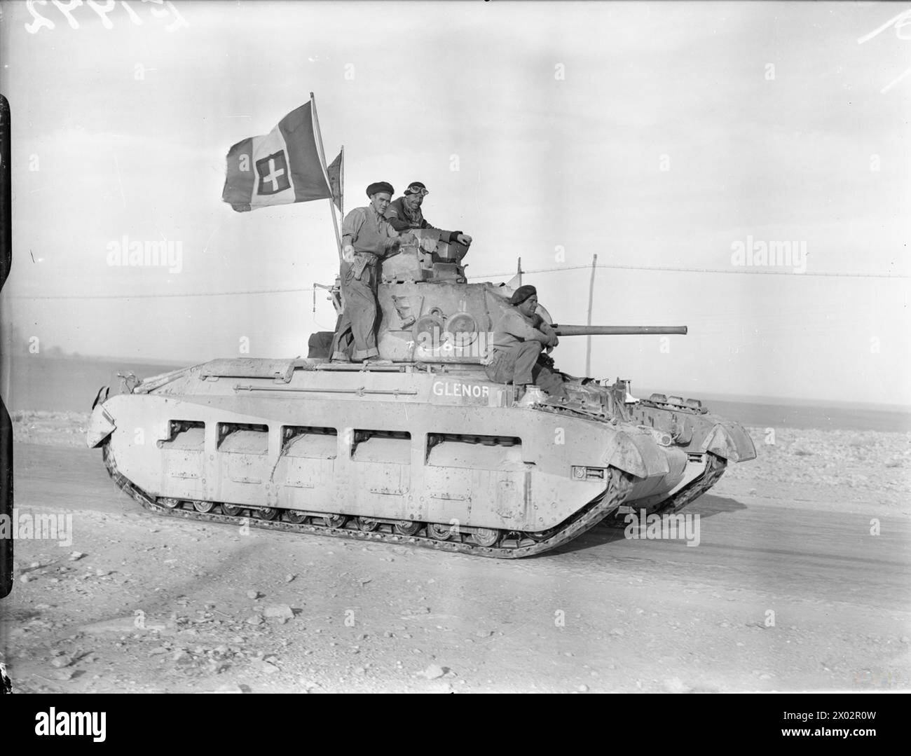 Ein britischer Matilda-Panzer stürmt am 24. Januar 1941 während des nordafrikanischen Feldzugs mit italienischer Flagge in Tobruk ein. Stockfoto