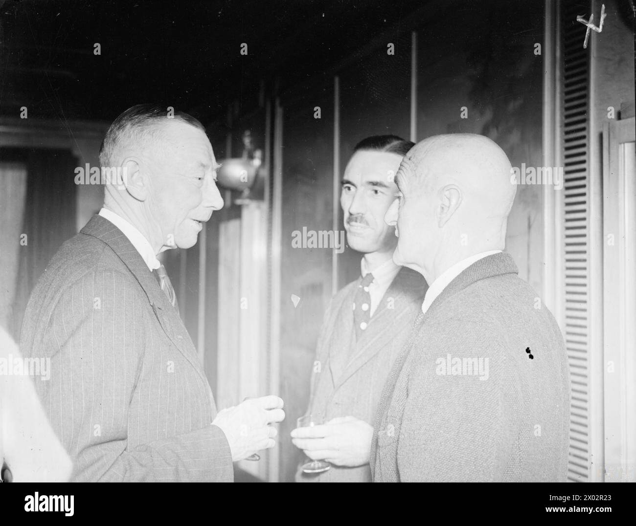 DORCHESTER DINNER FÜR FÄHRBESATZUNGEN. 17. AUGUST 1943, DORCHESTER HOTEL, LONDON. EIN ABENDESSEN FÜR BRITISCHE FÄHRBESATZUNGEN, DAS SIND EINIGE DER MÄNNER VON 17 BIS 70, DIE ALS FREIWILLIGE SEELEUTE UNTER DER ADMIRALITÄT DIE RUNNER CREWS DES KLEINEN SCHIFFES BEREITSTELLEN. - Von links nach rechts: Lord Hillingham, G H Lewis und E Campbell-Muir Stockfoto