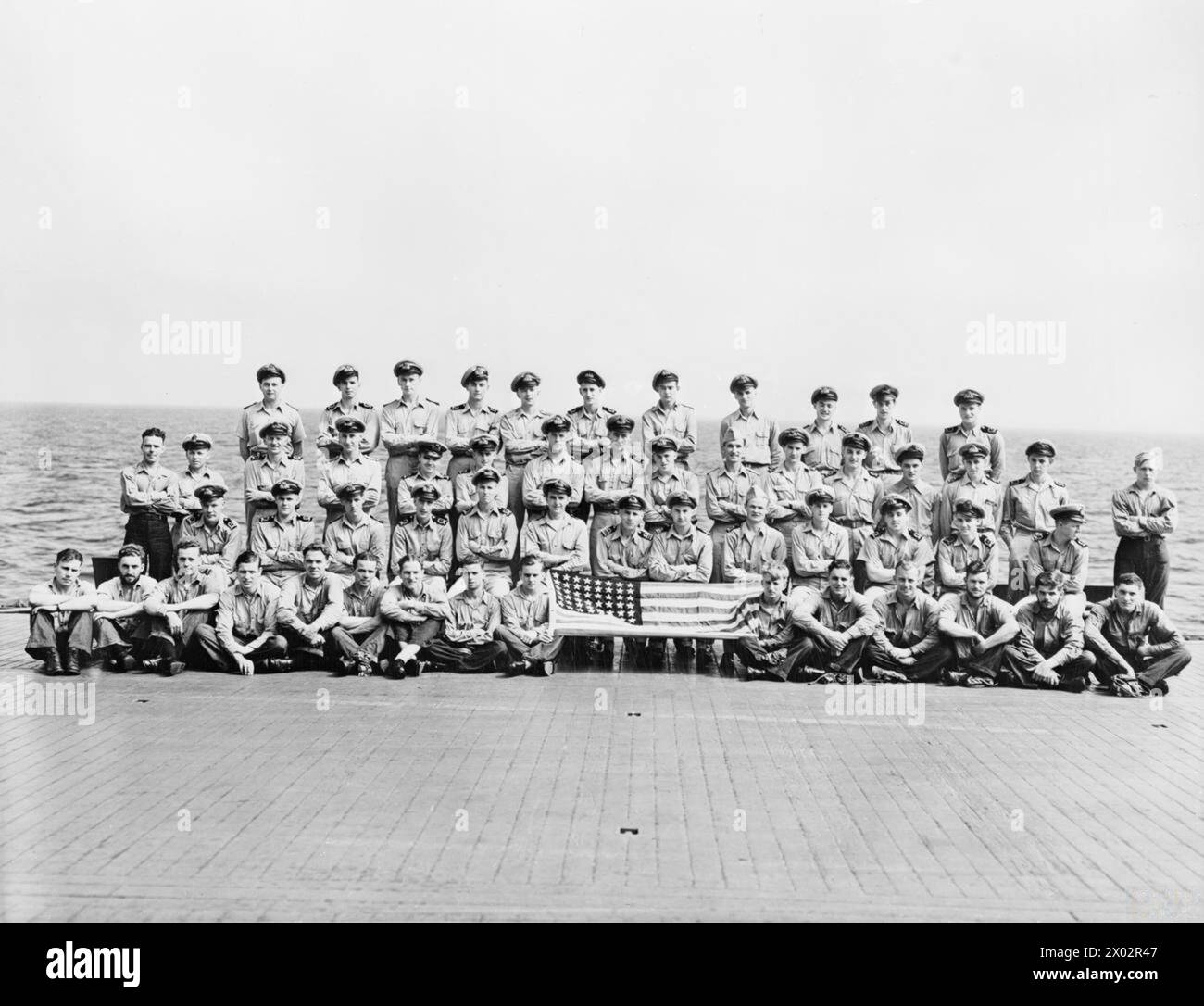 HS VICTORIOUS WURDE DER USN VERLIEHEN. 9. JULI 1943. AN BORD DES 23.000 TONNEN SCHWEREN BRITISCHEN FLUGZEUGTRÄGERS HMS VICTORIOUS ARBEITETE SIE MIT DER UNITED STATES NAVY IM PAZIFIK ZUSAMMEN. SIE WURDE DER PAZIFIKFLOTTE GELIEHEN, WÄHREND SIE VORÜBERGEHEND KNAPP WAR. WÄHREND DIESER ZEIT TAUSCHTEN BRITISCHE UND AMERIKANISCHE FLUGZEUGE VORÜBERGEHEND FLUGZEUGTRÄGER AUS, US-PILOTEN LANDETEN AUF DEN SIEGEN UND DIE BRITISCHEN PILOTEN AUF DER USS SARATOGA. - Nr. 832 Royal Naval Air Squadron, auf dem Deck der USS SATRATOGA Stockfoto