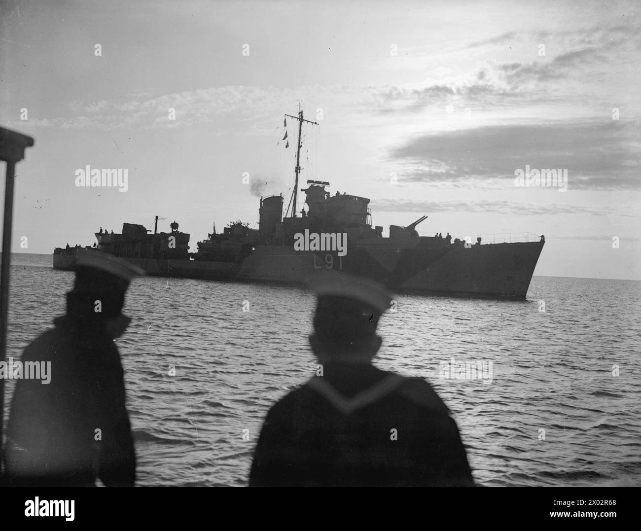 Am 23. März 1943 kommen britische Kriegsgefangene an Bord der Talma in Port Said an, begleitet von dem griechischen Zerstörer Miaoulis auf dem Weg nach Großbritannien. Stockfoto Am 23. März 1943 kommen britische Kriegsgefangene an Bord der Talma in Port Said an, begleitet von dem griechischen Zerstörer Miaoulis auf dem Weg nach Großbritannien. Stockfoto