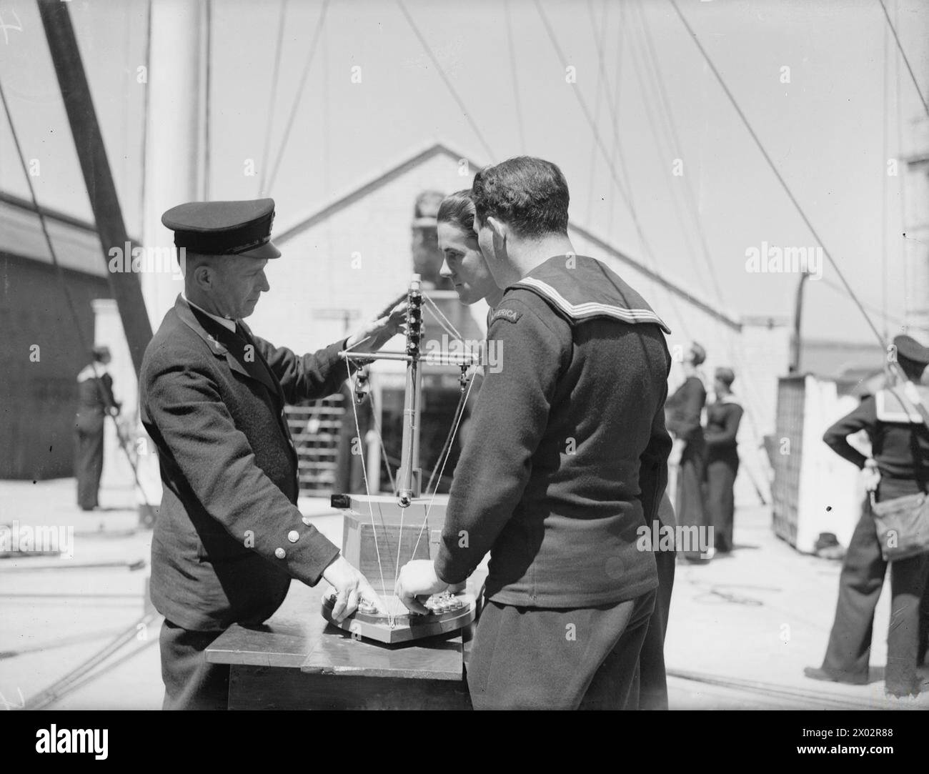 Royal Naval Volunteer Reserve gewöhnliche Seeleute werden im Mai 1942 in Devonport für Kampfkommissionen ausgebildet, einschließlich der Anweisung in der Regel der Straße auf See, sich für Offiziersaufgaben zu qualifizieren. Stockfoto