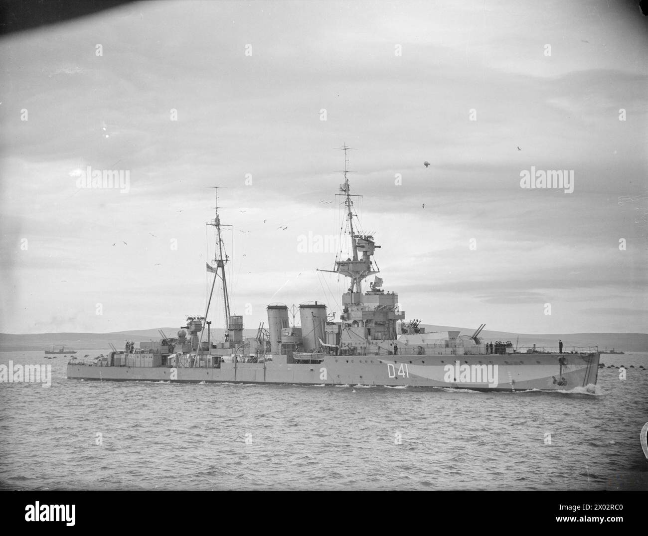 Die HMS Curacoa fährt nach Seeübungen in den Hafen ein, die während des Zweiten Weltkriegs als Flugabwehrkreuzer konfiguriert wurden. Stockfoto