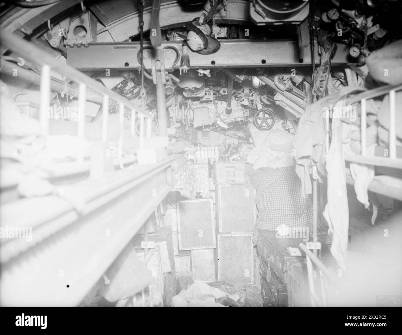 AN BORD DER KAPITULIERTEN U 532. 18. MAI 1945, GLADSTONE DOCK, LIVERPOOL. AN BORD DER U 532 GAB SICH DIE BLOCKADE DES DEUTSCHEN U-BOOTS AUF DEM WEG VON JAPAN MIT EINER LADUNG AUS TIN, CHININ, WOLFRAM UND GUMMI IM ATLANTIK AUF. - Im Torpedofach und im Seemannschaos Stockfoto