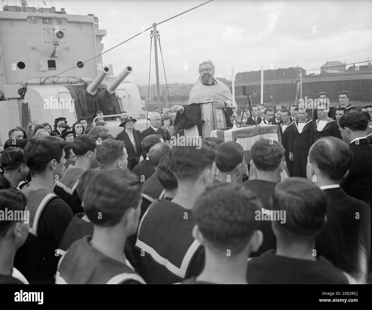 Am 11. Juli 1943 wurde in Newcastle der griechische Zerstörer HMS Themistocles von Archimandrit Reverend Father Virvos während seiner Zeremonie auf der Fo'c'sle gesegnet. Stockfoto Am 11. Juli 1943 wurde in Newcastle der griechische Zerstörer HMS Themistocles von Archimandrit Reverend Father Virvos während seiner Zeremonie auf der Fo'c'sle gesegnet. Stockfoto