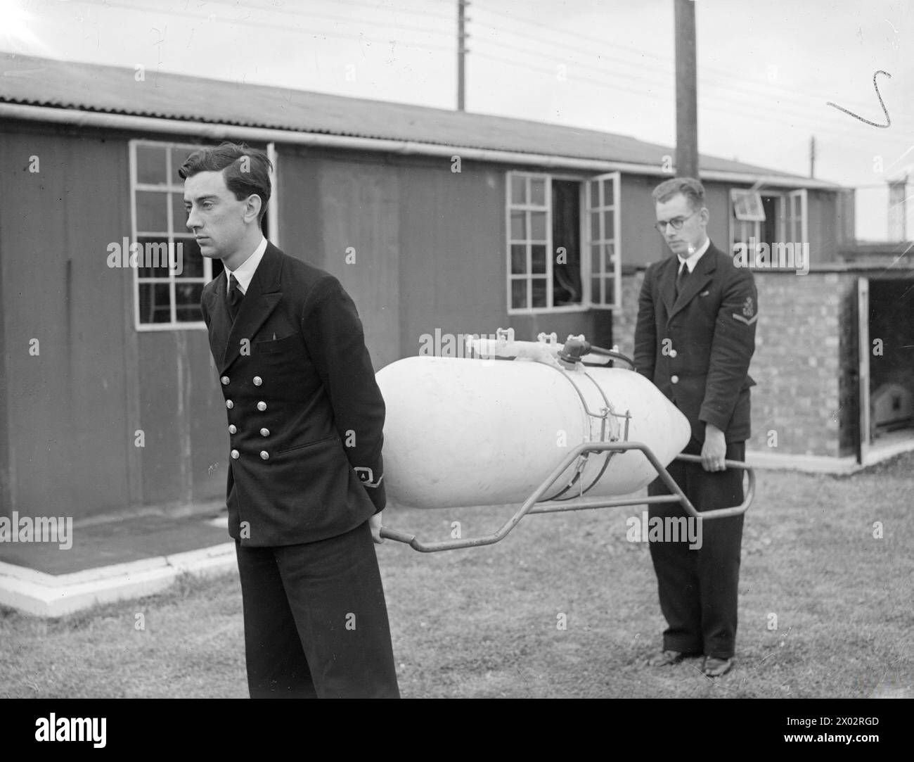 BEI DER HMS ARIEL, DER ROYAL MARINE AIR RADIO MECHANICS AUSBILDUNGSEINRICHTUNG. 27. JUNI 1945, WARRINGTON, LANCS, RADAR- UND FUNKAUSRÜSTUNG BEI HMS ARIEL. - Trage eine trage mit EINER Bombe AN/APS-4 Stockfoto