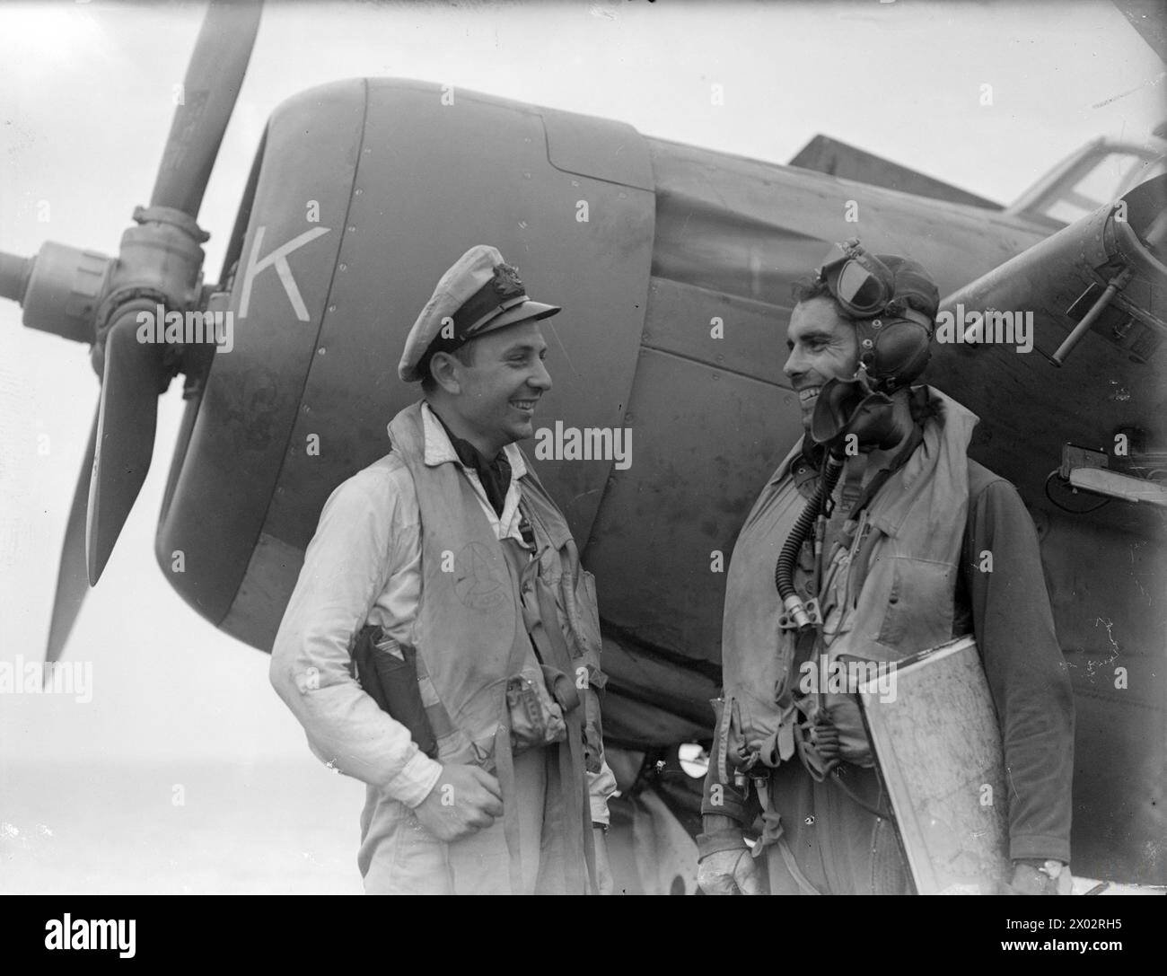 Vom 17. Bis 19. August 1944 dienten an Bord des Escortträgers HMS Verfolger vor der Südküste Frankreichs Sub Lieutenants R A Wiltshire und D Symons der Royal Naval Volunteer Reserve als Piloten und diskutierten ihre Erfahrungen während der Operationen. Stockfoto