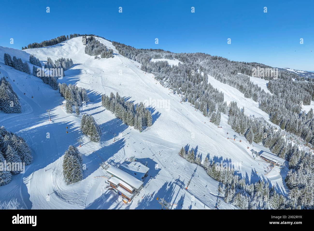 Herrliche Bedingungen für Wintersport im Skigebiet am Bolsterlanger Horn im Allgäu Ausblick auf das winterlich verschneite Oberallgäu rund um Bols Bol Stockfoto