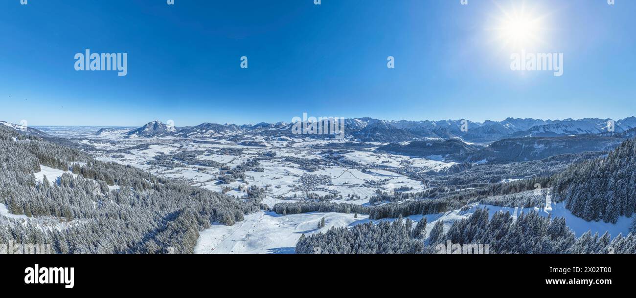 Herrliche Bedingungen für Wintersport im Skigebiet am Bolsterlanger Horn im Allgäu Ausblick auf das winterlich verschneite Oberallgäu rund um Bols Bol Stockfoto