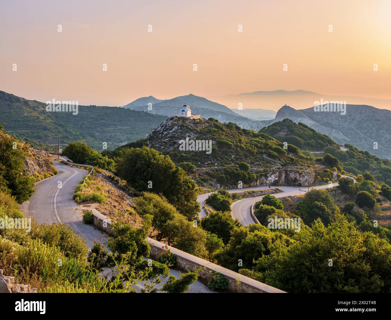 Blick auf die Prophet Elias Kirche bei Sonnenuntergang, Naxos Insel, Kykladen, griechische Inseln, Griechenland, Europa Stockfoto