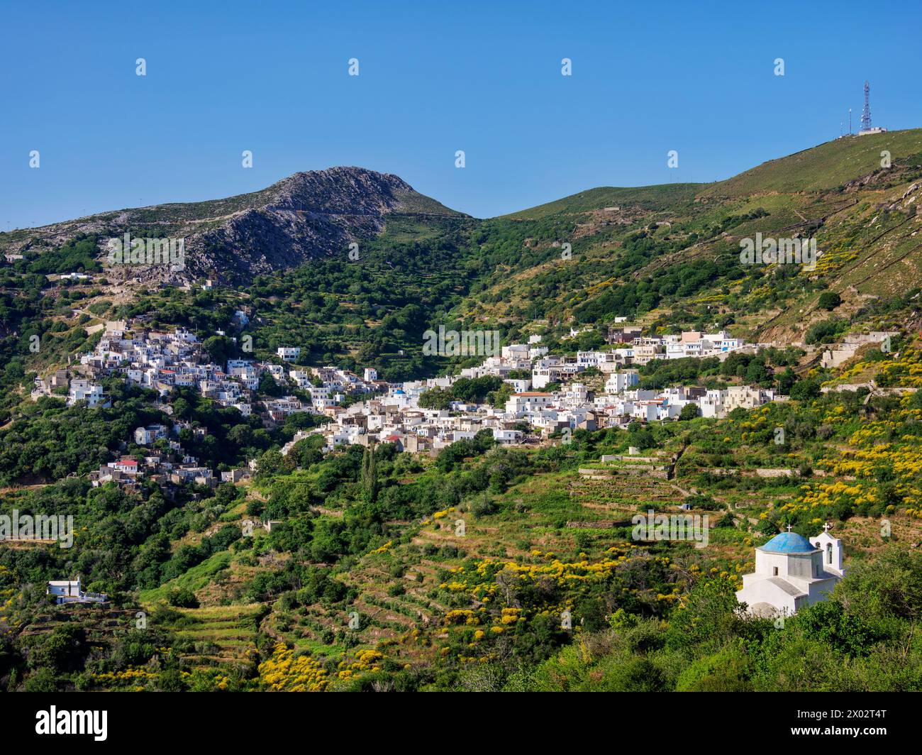 Kirche St. George und Koronos Village von Skado Village, Naxos Island, Kykladen, griechische Inseln, Griechenland, Europa Stockfoto