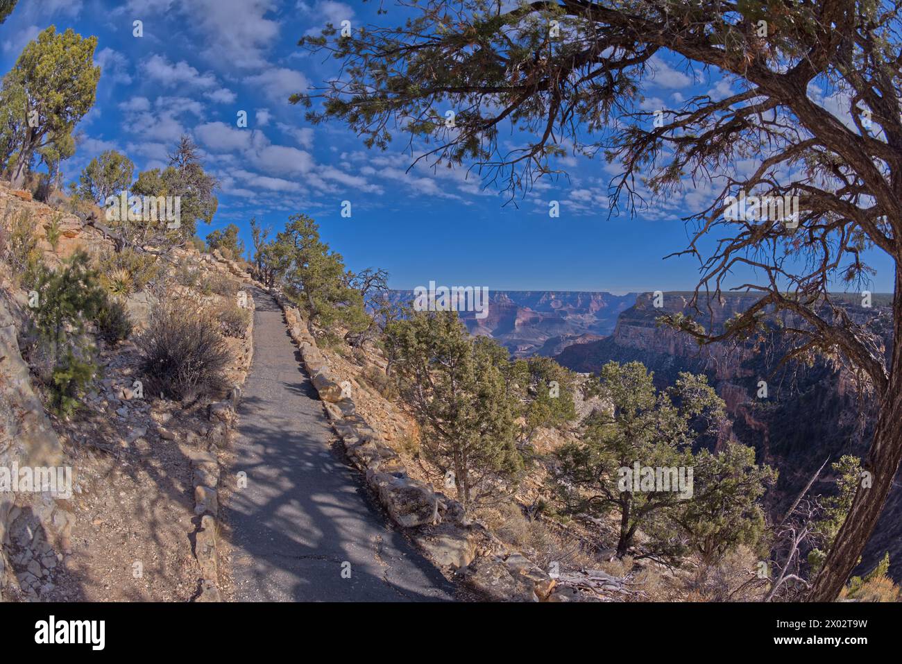 Der gepflasterte Felsenpfad entlang der Klippen des Grand Canyon South Rim zwischen dem Dorf und Trailview überblickt Vista, den Grand Canyon Stockfoto