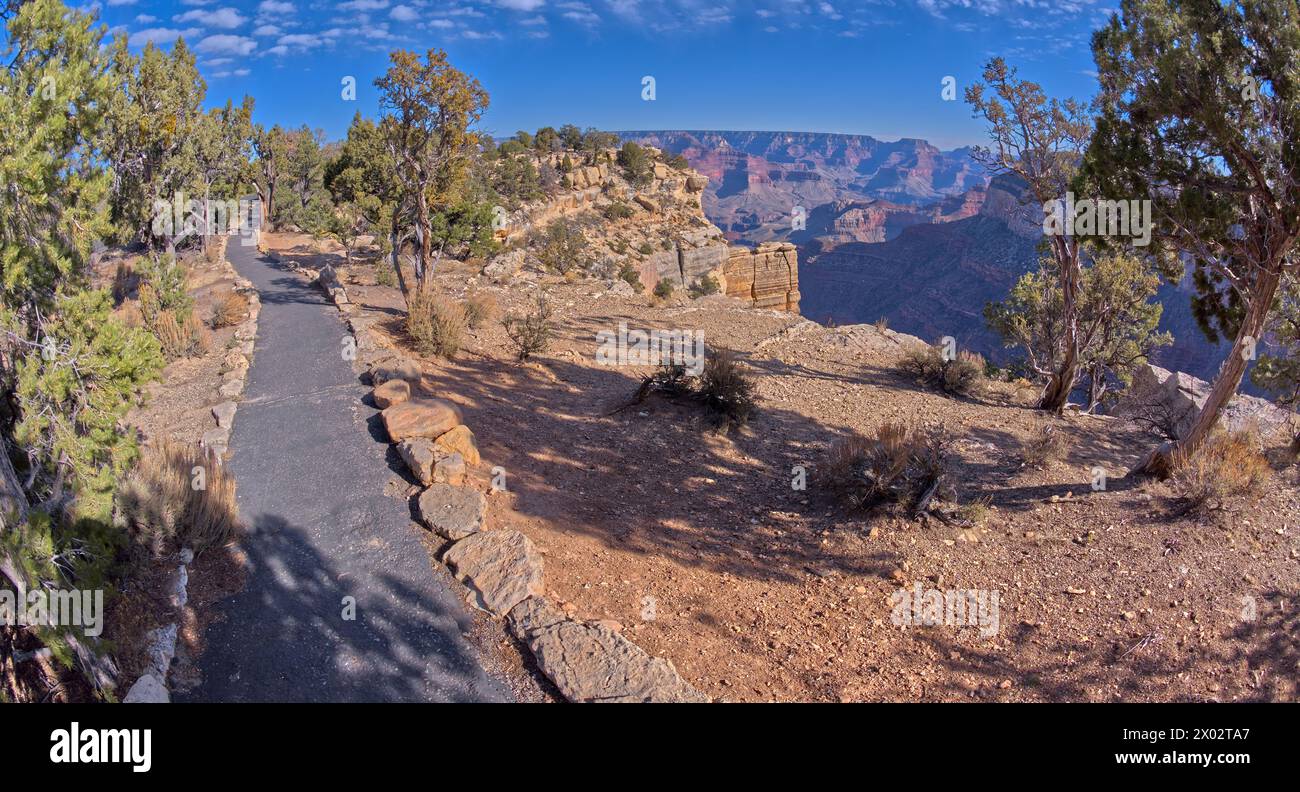 Der gepflasterte Felsenpfad entlang der Klippen des Grand Canyon South Rim zwischen dem Trailview Overlook East Vista und West Vista, Grand Canyon, UNESCO Stockfoto