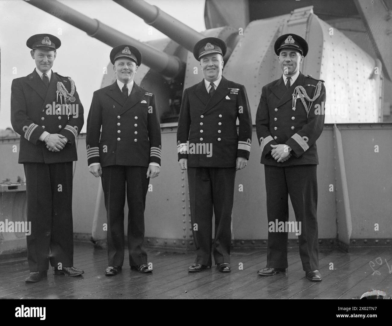 KONTERADMIRAL R L BURNETT, OBE UND SEIN STAB. 13. DEZEMBER 1942 AN BORD DER HMS TYNE. - Von links nach rechts: Flaggenleutnant A H C Gordon-Lennox, RN; Stabschef, Captain C T M Pizey, CB, DSO, RN; Konteradmiral Robert L Burnett, OBE; Admiral's Secretary, Paymaster Lieut Cdr P Weekes, DSC, RN Stockfoto