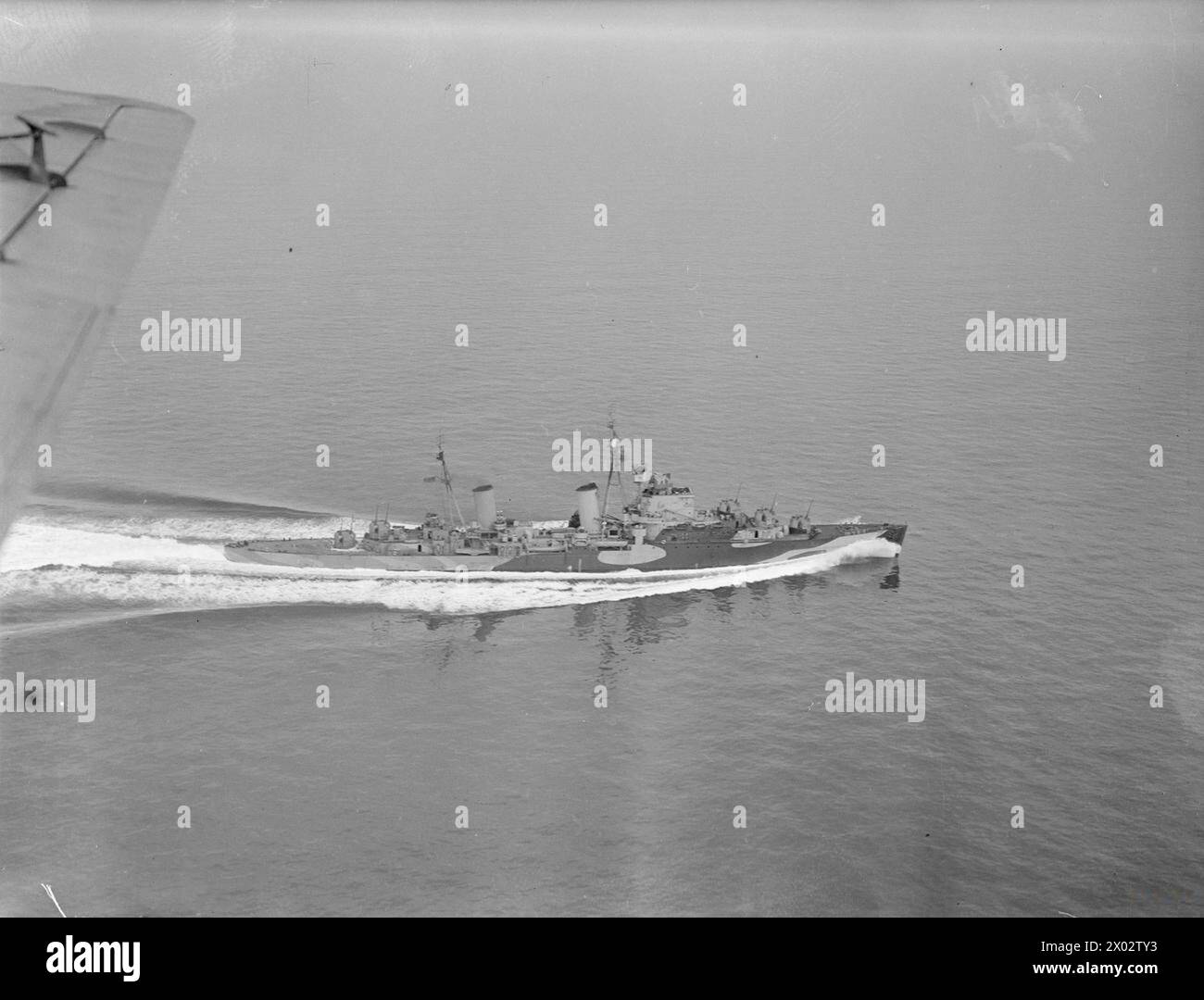 Die HMS Argonaut wird am 1. August 1942 mit hoher Geschwindigkeit aus der Luft gedampft. Stockfoto