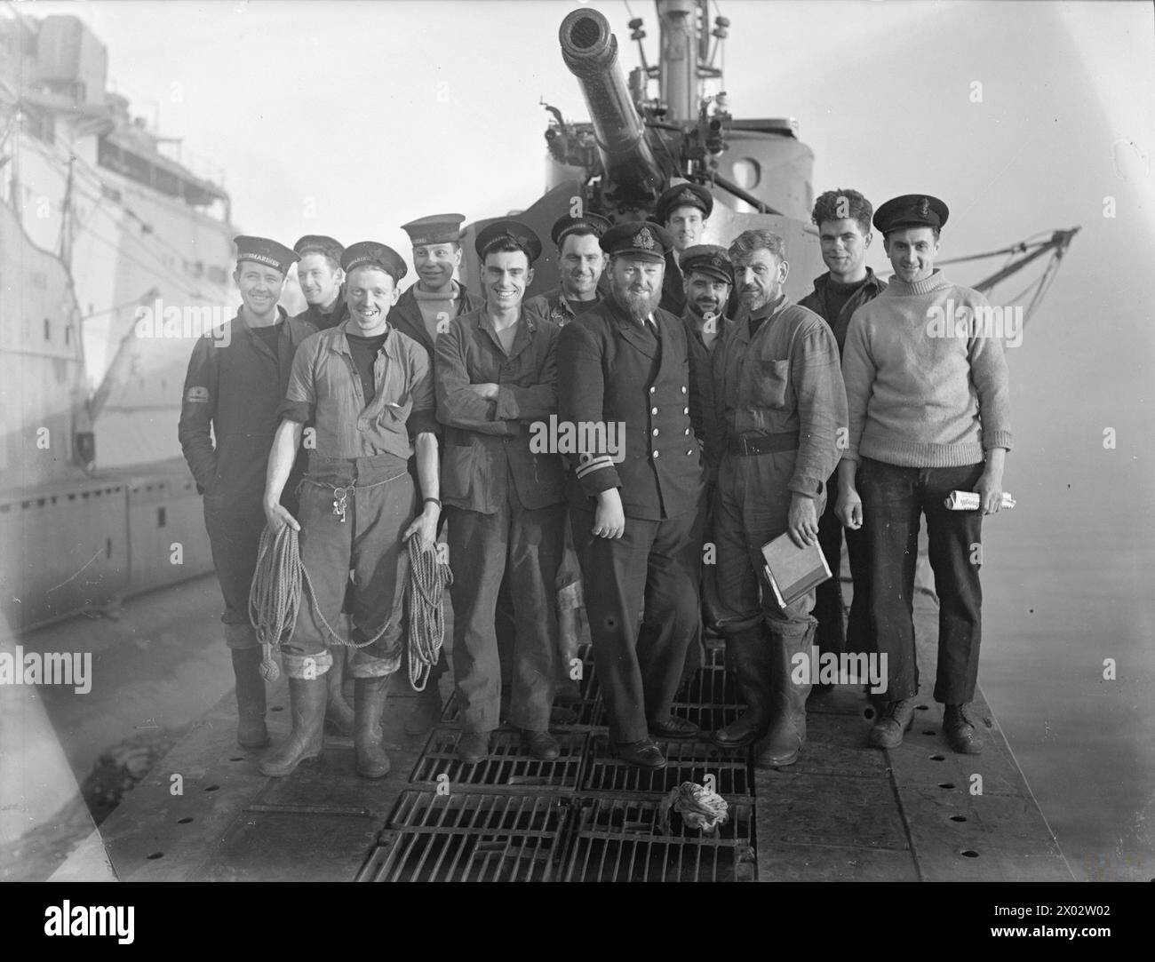 DAS U-BOOT THUNDERBOLT, EHEMALS HMS THETIS, KEHRTE NACH EINER PATROUILLE NACH HARBOUR ZURÜCK. 1940. - Ein Teil der Crew der THUNDERBOLT, Lieut J Stevens, der erste Lieutenant ist im Zentrum Stockfoto