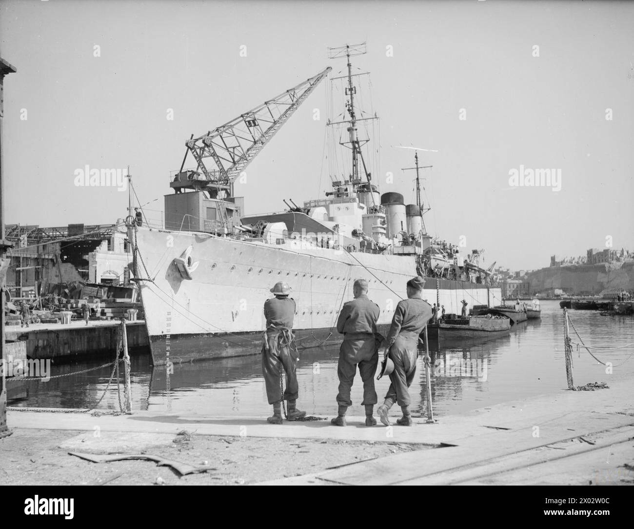 Am 10. Mai 1942 lieferte die HMS Welshman Flugabwehrmunition nach Malta. Marineeinheiten und Truppen entluden die Ladung trotz dreier Angriffe, und das Schiff verließ unbeschädigt bei Einbruch der Dunkelheit. Stockfoto