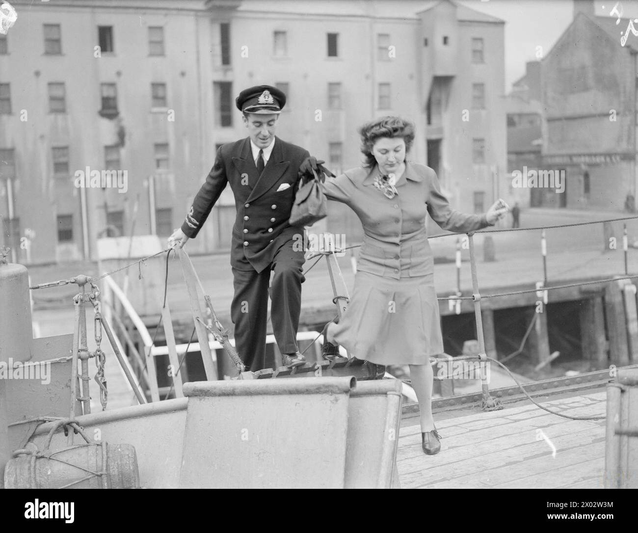 Am 28. Und 29. Juni 1943 brachte Lieutenant A O Allinson seine Braut, eine Wren-Telefonistin, an Bord der HM Minesweeper Halcyon, nachdem er dem Aberglauben der Marine folgte. Stockfoto Am 28. Und 29. Juni 1943 brachte Lieutenant A O Allinson seine Braut, eine Wren-Telefonistin, an Bord der HM Minesweeper Halcyon, nachdem er dem Aberglauben der Marine folgte. Stockfoto