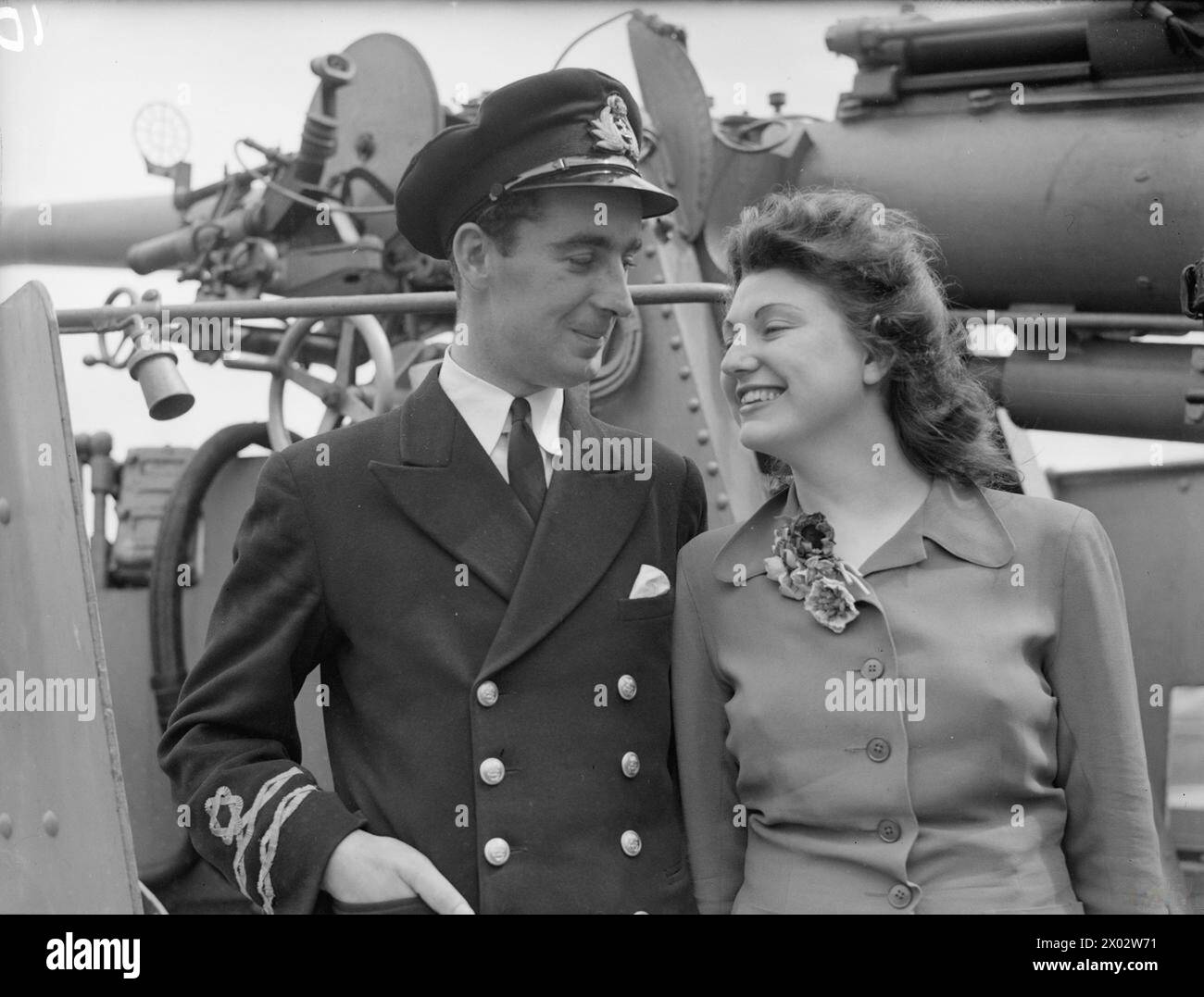 Am 28. Und 29. Juni 1943 brachte Leutnant A O Allinson in Londonderry seine Wren-Telefonistin-Braut an Bord der HM Minesweeper Halcyon. Stockfoto Am 28. Und 29. Juni 1943 brachte Leutnant A O Allinson in Londonderry seine Wren-Telefonistin-Braut an Bord der HM Minesweeper Halcyon. Stockfoto