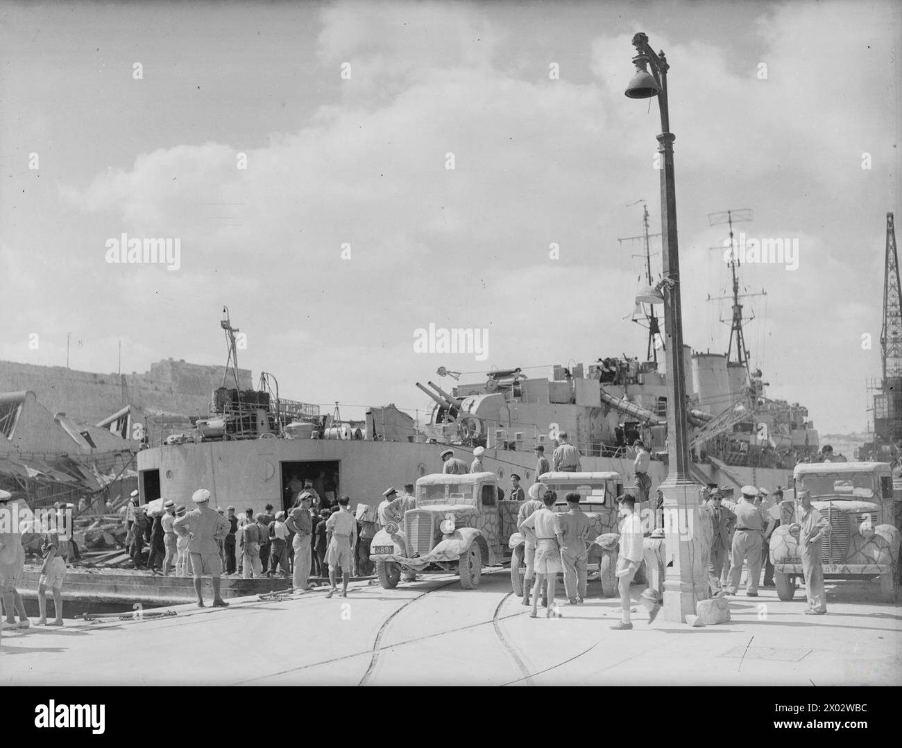 Am 16. Juni 1942 entladete die HMS Welshman in Malta Vorräte und übertrug die Fracht direkt in wartende LKWs. Stockfoto