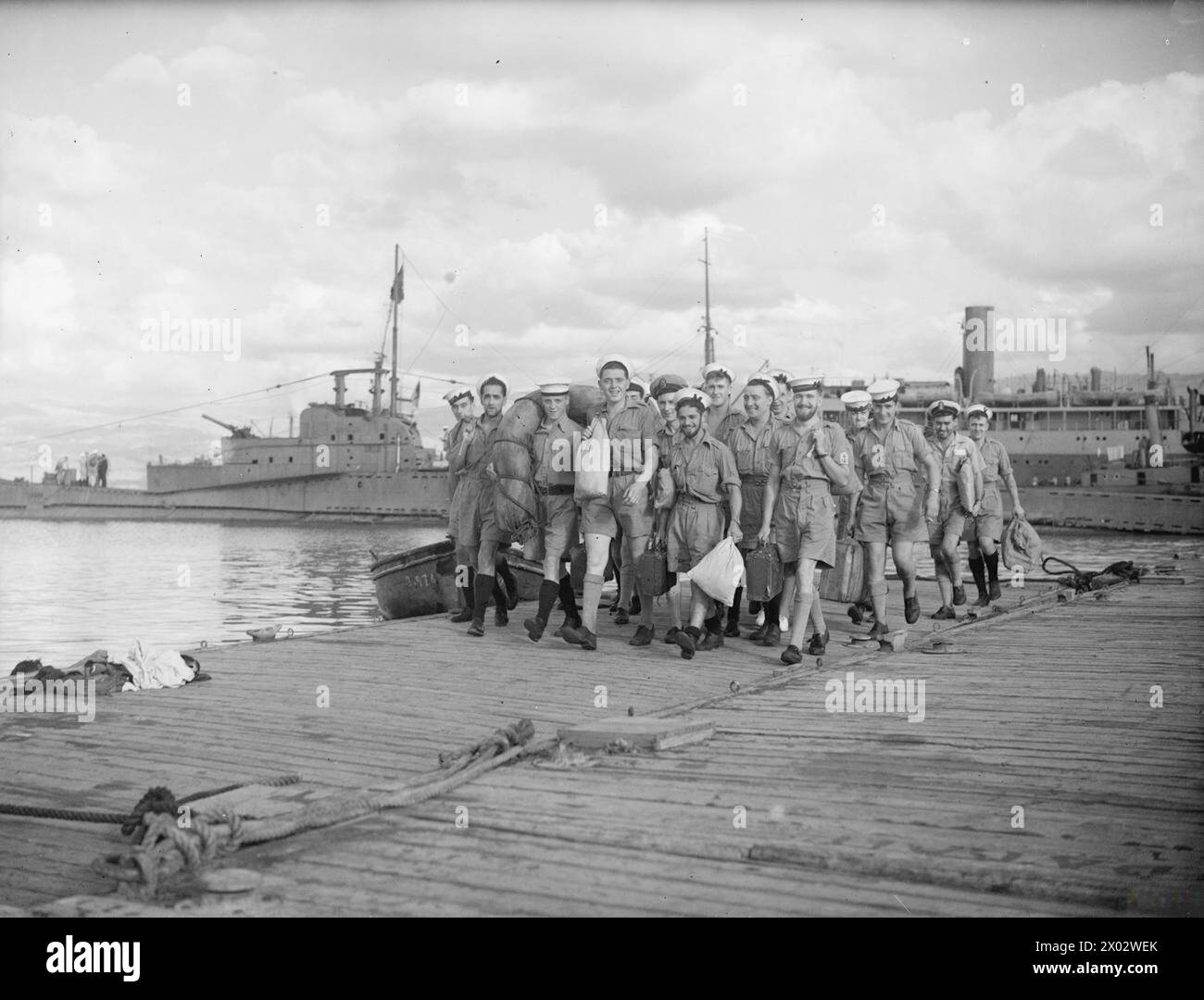 Das britische U-Boot erreichte Alexandria am 7. November 1942 und führte die Flagge der Jolly Roger, um auf den erfolgreichen Untergang eines Axis-Schiffes hinzuweisen. Die Crew ging mit ihrer Ausrüstung aus. Stockfoto