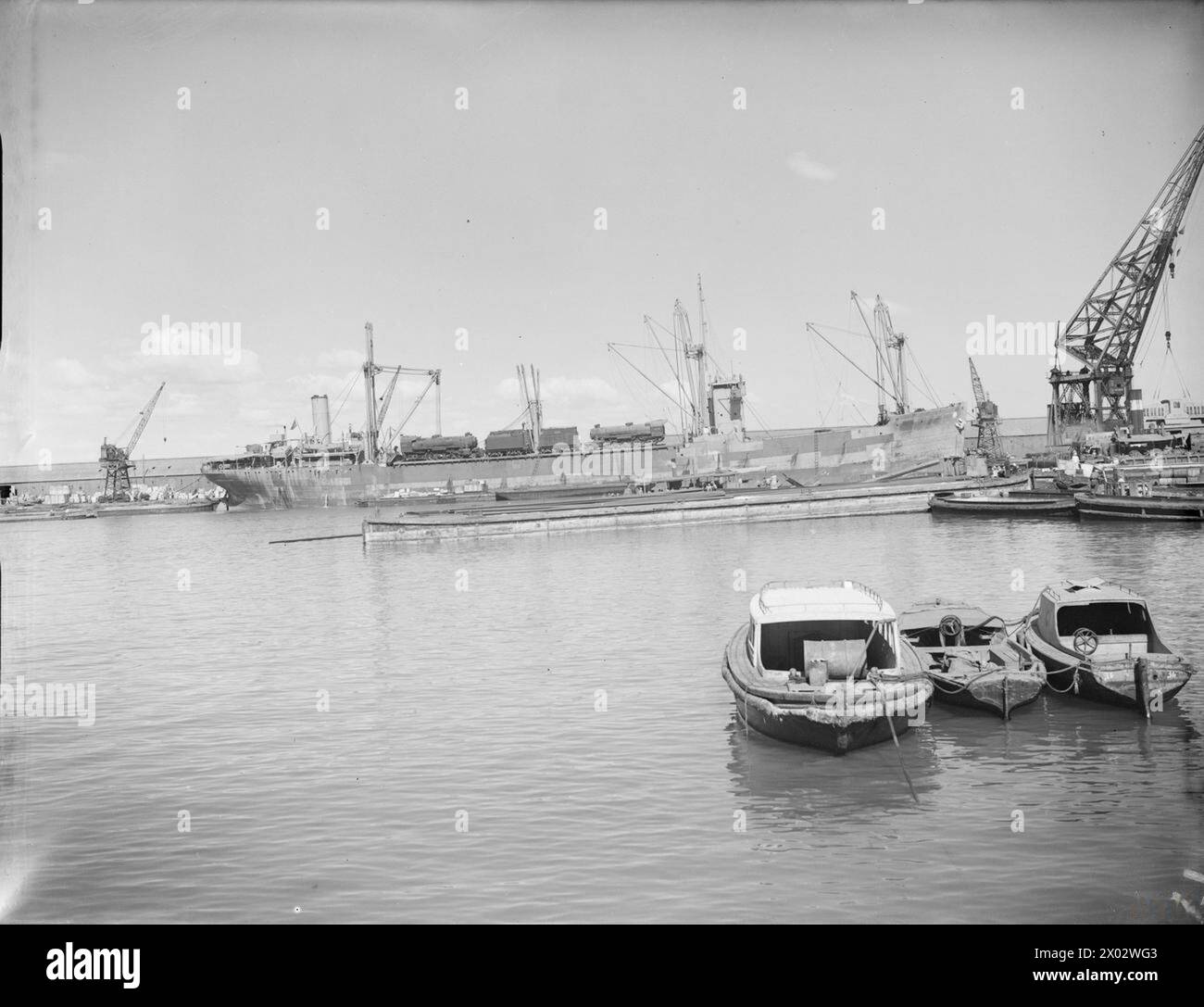 Die SS Belair ist mit amerikanischen Lokomotiven für den Transport nach Basra am 29. Oktober 1942 in Suez beladen. Stockfoto