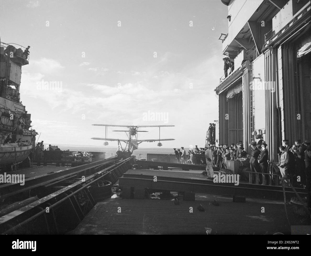 Im August 1942 bereitet die HMS Howe eines ihrer Schiffsflugzeuge für den Katapultstart vor. Stockfoto