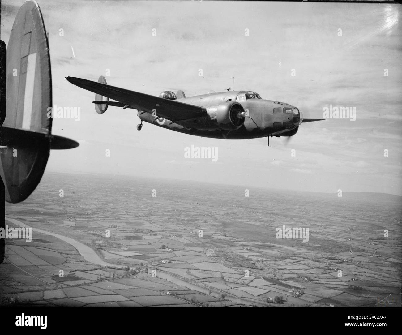Das Hudson Mark II-Flugzeug T9376 der No. 233 Squadron RAF, ausgestattet mit dem Radar ASV Mark I, kehrt während des Zweiten Weltkriegs von einer Konvoi-Patrouille nach Aldergrove im County Antrim zurück. Stockfoto