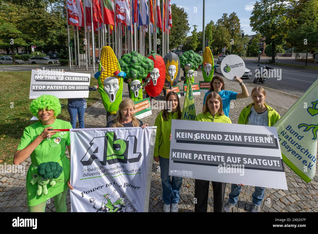 Keine Patente auf Saatgut Demonstration von keine Patente auf Saatgut vor dem Europäischen Patentamt in München, anläßlich seiner 50-jährigen Bestehens München Bayern Deutschland *** keine Patente auf Saatgut Demonstration von keinen Patenten auf Saatgut vor dem Europäischen Patentamt in München, anlässlich seines 50-jährigen Bestehens München Bayern Deutschland Copyright: argumx/xThomasxEinberger Stockfoto