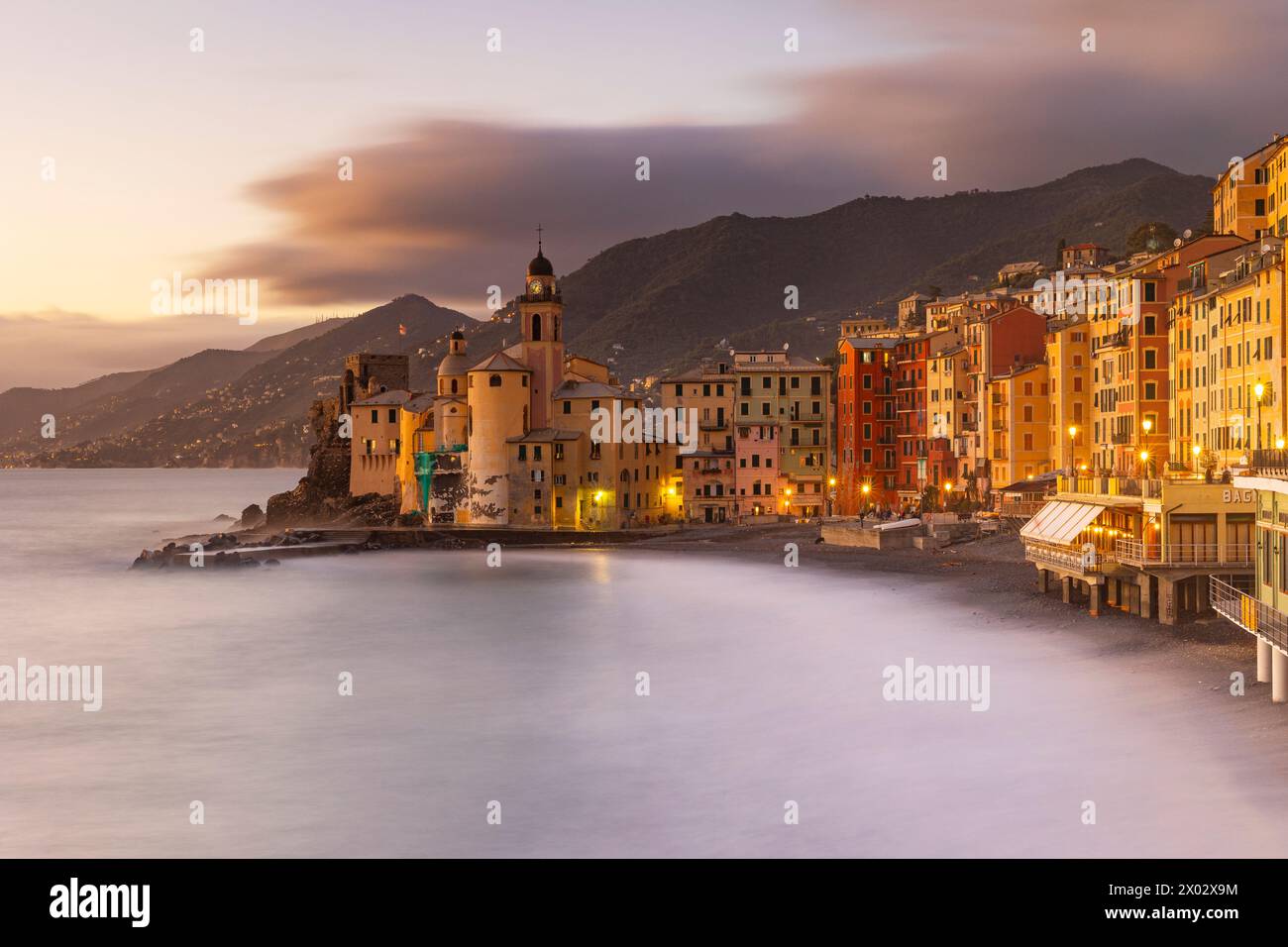 Das wunderschöne Dorf Camogli bei Sonnenuntergang im Herbst, Camogli, Provinz Genova, Ligurien, Italien, Europa Stockfoto