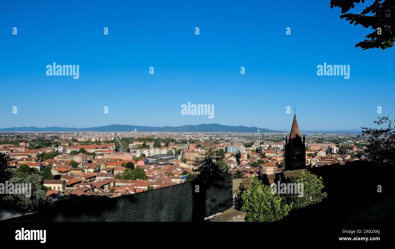 Blick auf die Stadt Turin vom Schloss Rivoli (Castello di Rivoli), einer ehemaligen Residenz des Königshauses Savoyen Stockfoto